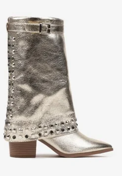 Złote Kozaki Kowbojki na Słupku Ozdobione Klamrą Ćwiekami i Wywiniętą Cholewką Izavira