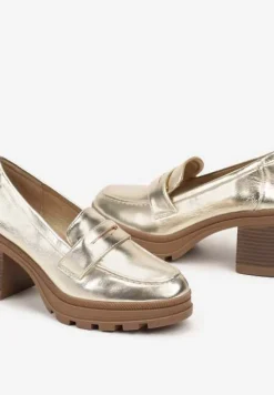Złote Lakierowane Półbuty o Klasycznym Mokasynowym Fasonie na Słupku Irileigh