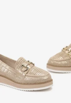 Złote Lekko Błyszczące Półbuty Mokasyny na Platformie z Perforacją i Klamrą Alerin