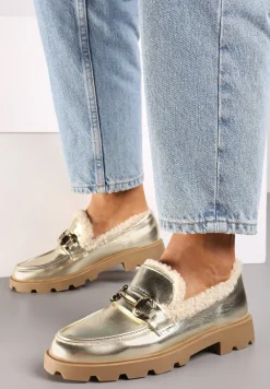 Złote Mokasyny na Płaskiej Podeszwie ze Sztucznym Futerkiem i Metaliczną Klamrą Lerilisse