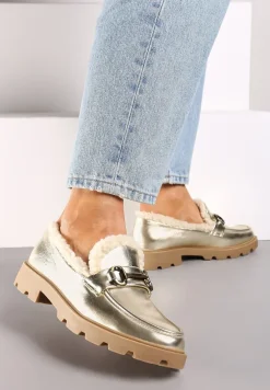 Złote Mokasyny na Płaskiej Podeszwie ze Sztucznym Futerkiem i Metaliczną Klamrą Lerilisse