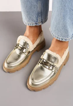 Złote Mokasyny na Płaskiej Podeszwie ze Sztucznym Futerkiem i Metaliczną Klamrą Lerilisse