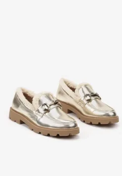 Złote Mokasyny na Płaskiej Podeszwie ze Sztucznym Futerkiem i Metaliczną Klamrą Lerilisse