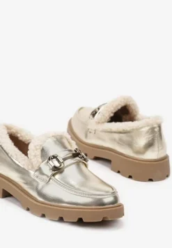 Złote Mokasyny na Płaskiej Podeszwie ze Sztucznym Futerkiem i Metaliczną Klamrą Lerilisse