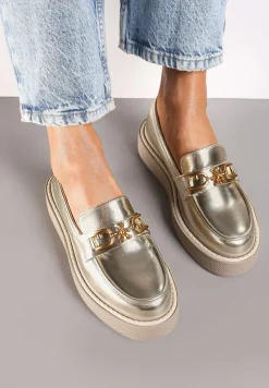 Złote Mokasyny na Płaskiej Podeszwie z Łańcuszkiem Evastria