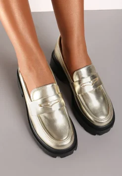 Złote Mokasyny na Platformie Wykończone Ozdobnym Paskiem Navlda