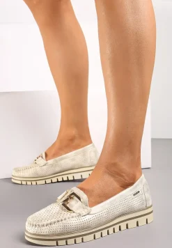 Złote Mokasyny z Perforacją i Ozdobną Klamrą oraz Skórzaną Wkładką Radana