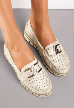 Złote Mokasyny z Perforacją i Ozdobną Klamrą oraz Skórzaną Wkładką Radana