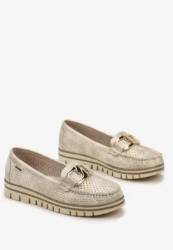 Złote Mokasyny z Perforacją i Ozdobną Klamrą oraz Skórzaną Wkładką Radana