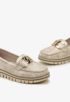 Złote Mokasyny z Perforacją i Ozdobną Klamrą oraz Skórzaną Wkładką Radana