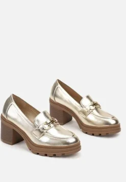 Złote Półbuty na Słupku Stylizowanym na Drewniany Ozdobione Klamrą Timova