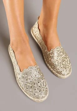 Złote Plecione Espadryle Vices z Kwiatowym Motywem z Ażurowymi Wycięciami Honavia