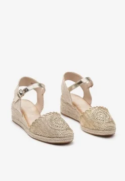 Złote Sandały na Koturnie Ozdobione Plecionką z Juty z Zapięciem przy Kostce Tesamara