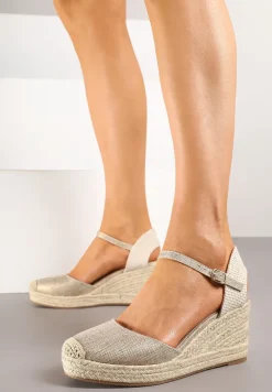 Złote Sandały na Koturnie Ozdobione Plecionką Talunissa