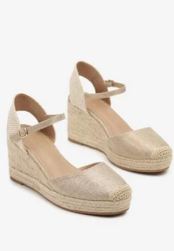 Złote Sandały na Koturnie Ozdobione Plecionką Talunissa