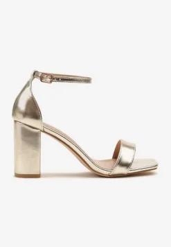 Złote Sandały na Słupku Ozdobione Kwadratowym Noskiem Boroti