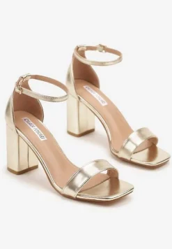 Złote Sandały na Słupku Ozdobione Kwadratowym Noskiem Boroti