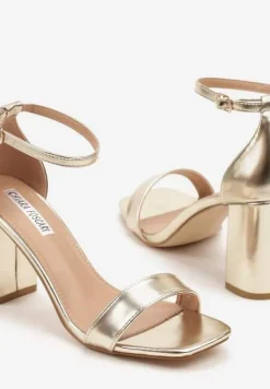 Złote Sandały na Słupku Ozdobione Kwadratowym Noskiem Boroti