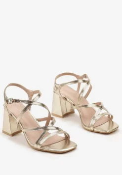 Złote Sandały na Słupku Ozdobione Skrzyżowanymi Paskami Zapinane na Sprzączkę Mrines