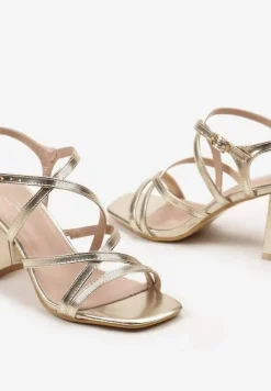 Złote Sandały na Słupku Ozdobione Skrzyżowanymi Paskami Zapinane na Sprzączkę Mrines
