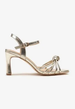 Złote Sandały na Słupku Vices Ozdobione Supełkiem Filarina