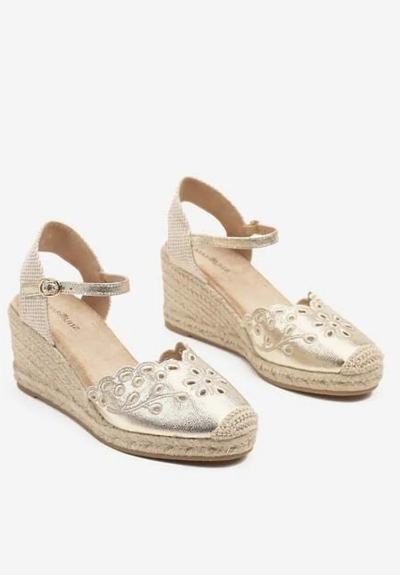 Złote Sandały o Fasonie Ażurowych Espadryli na Plecionym Koturnie Firabia