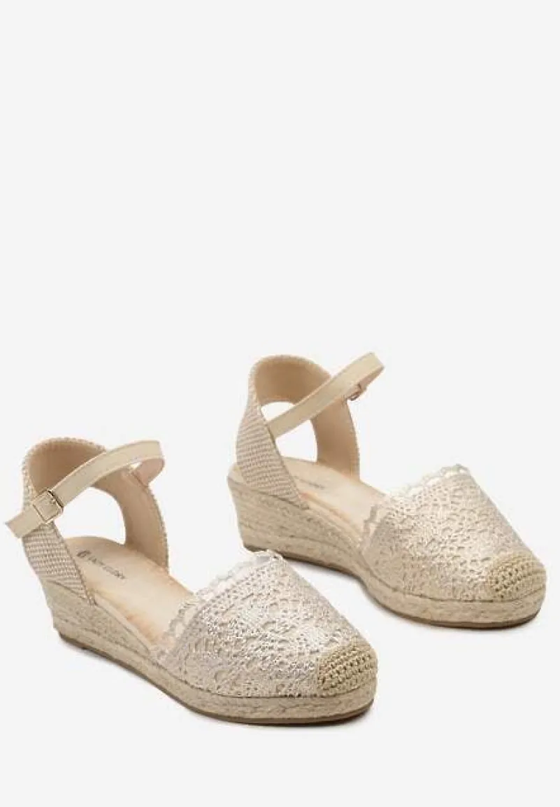 Złote Sandały w Stylu Espadryli na Koturnie z Plecionką i Ażurowym Noskiem Bellisae