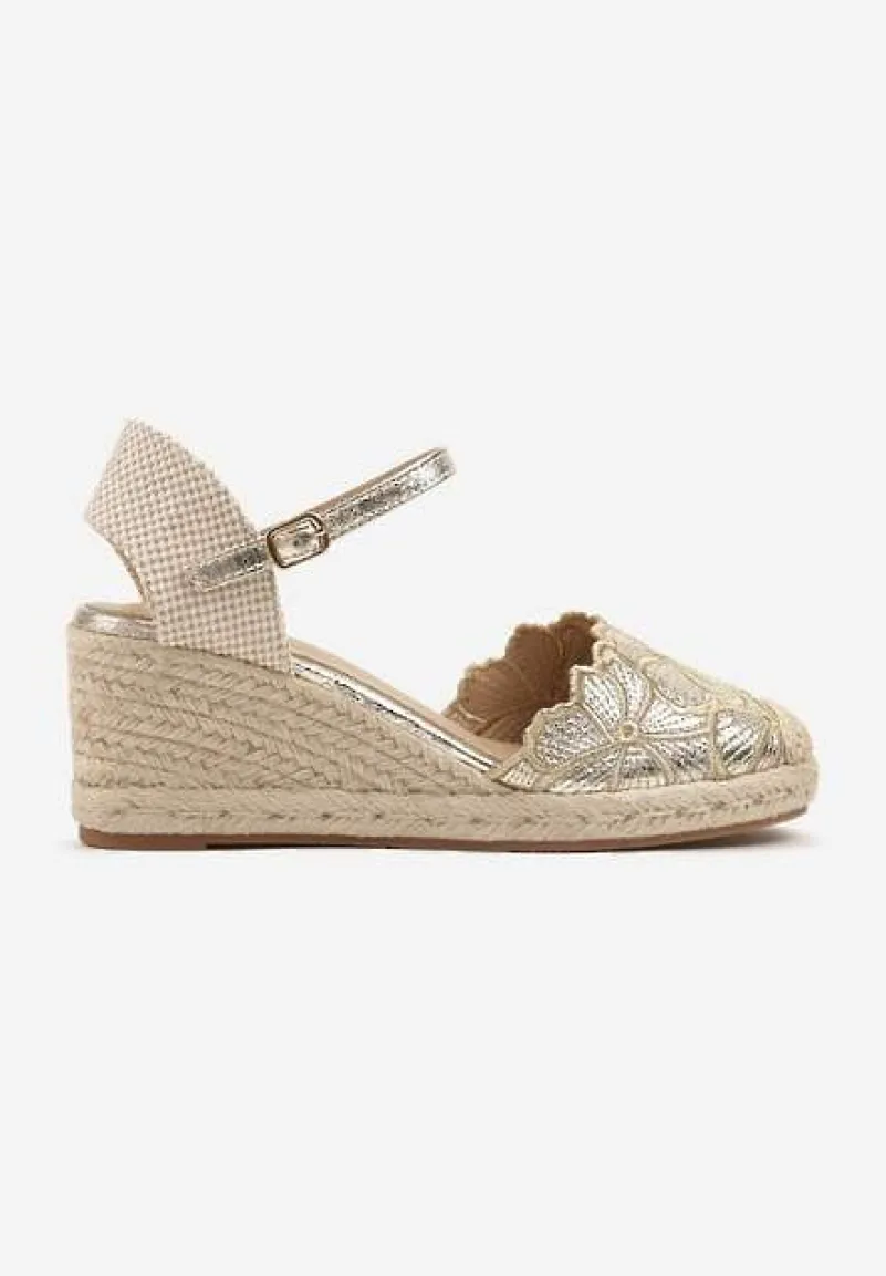 Złote Sandały z Ozdobnym Haftem z Kwiatami na Plecionym Koturnie Soridelle