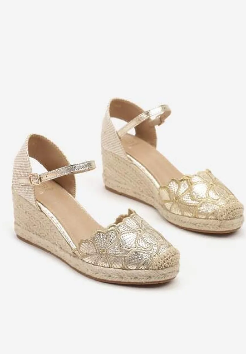Złote Sandały z Ozdobnym Haftem z Kwiatami na Plecionym Koturnie Soridelle