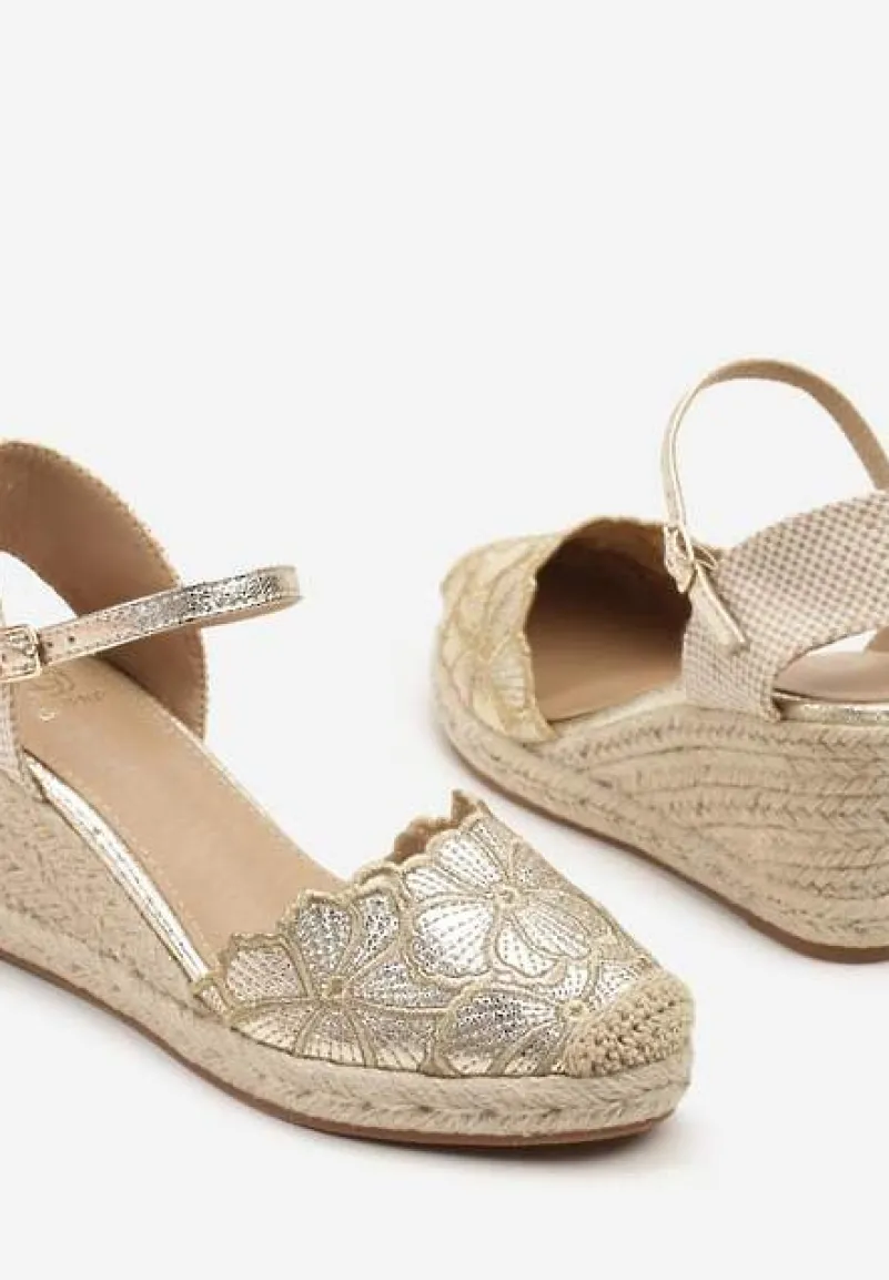 Złote Sandały z Ozdobnym Haftem z Kwiatami na Plecionym Koturnie Soridelle