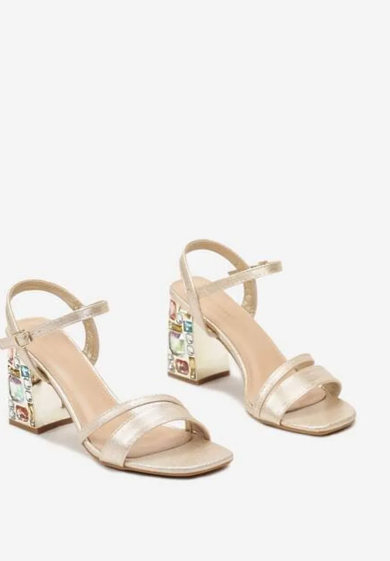 Złote Sandały Zapinane na Sprzączkę z Kryształkami na Słupku i Brokatem Laquie
