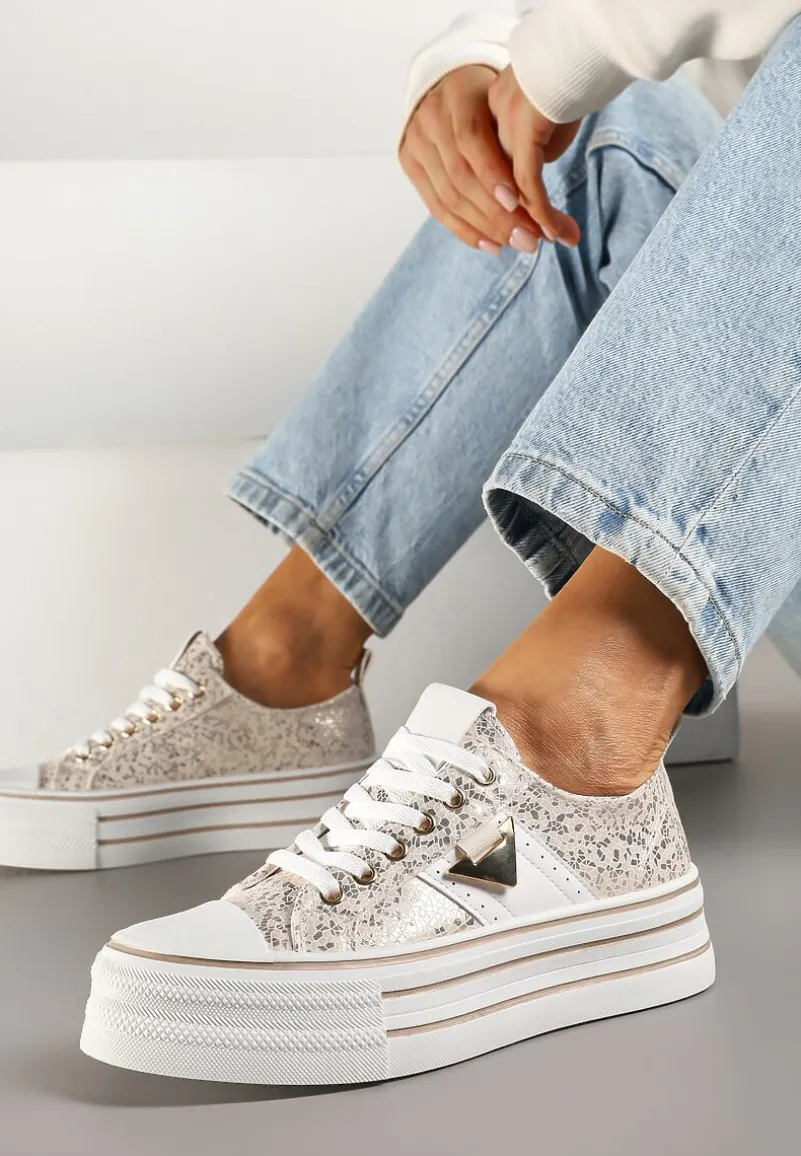 Złote Trampki na Platformie Ozdobione Metaliczną Aplikacją Telanoreta