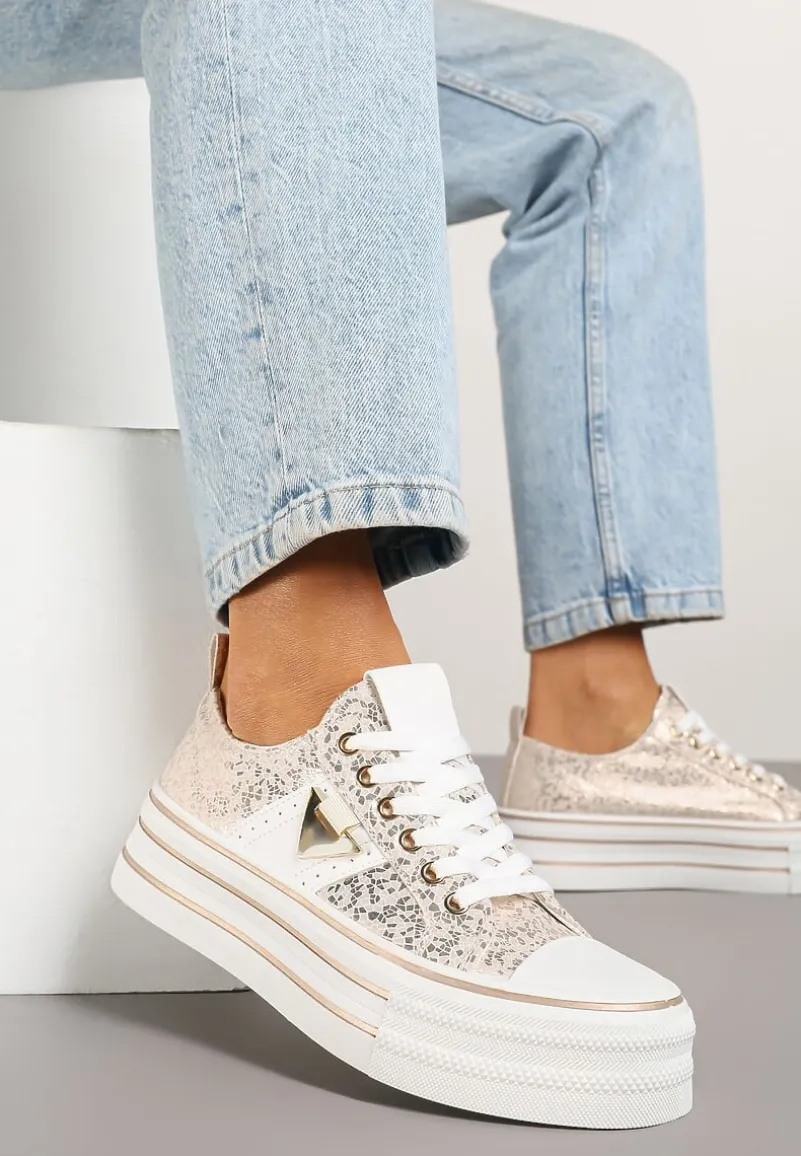 Złote Trampki na Platformie Ozdobione Metaliczną Aplikacją Telanoreta