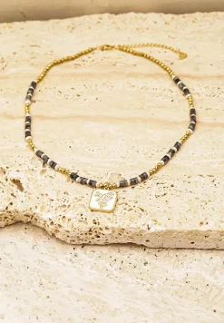 Złoto-Czarny Naszyjnik o Złotym Kolorze Ozdobiony Zawieszką i Koralikami Avetira