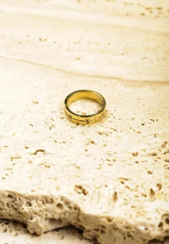 Złoty Klasyczny Pierścionek Ozdobiony Cyrkoniami Thirazi