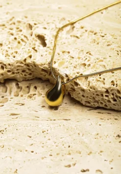 Złoty Naszyjnik z Ozdobną Aplikacją Irriluna