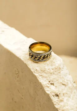 Złoty Pierścionek Ozdobiony Cyrkoniami i Plecionką Clevara