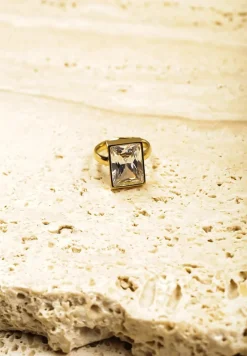 Złoty Pierścionek Ozdobiony Kamieniem Irrisale