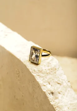 Złoty Pierścionek Ozdobiony Kamieniem Irrisale