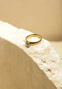 Złoty Pierścionek Ozdobiony Cyrkonią Finandia