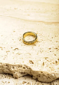 Złoty Tłoczony Pierścionek Ozdobiony Cyrkoniami Irriene